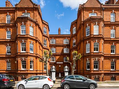 2 Bed Flat, Gainsborough Mansions, W14