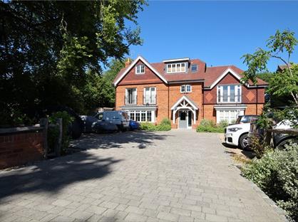 1 Bed Flat, Sayes Court Farm Drive, KT15