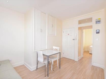1 Bed Flat, King Street, W6