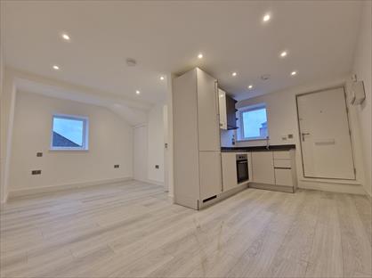 Studio Flat, Sussex Place, KT3