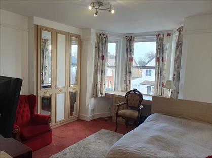 Studio Flat, Temple Road, KT19