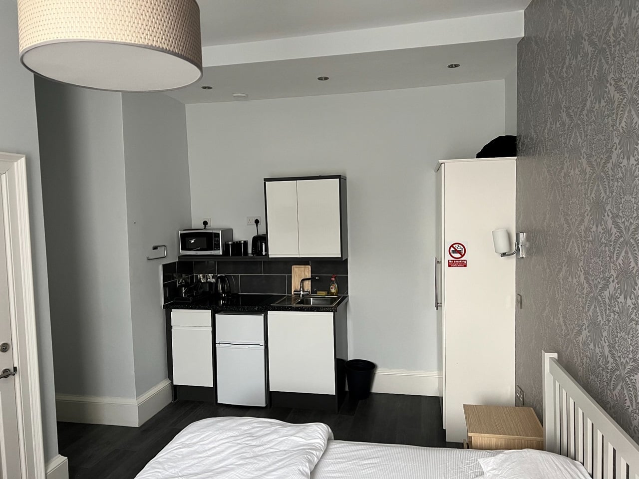 Studio Flat, Oxford Street, EH8 photo 3