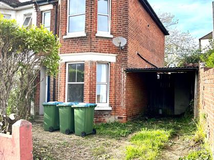 4 Bed Semi-Detached House, Wilton Avenue, SO15