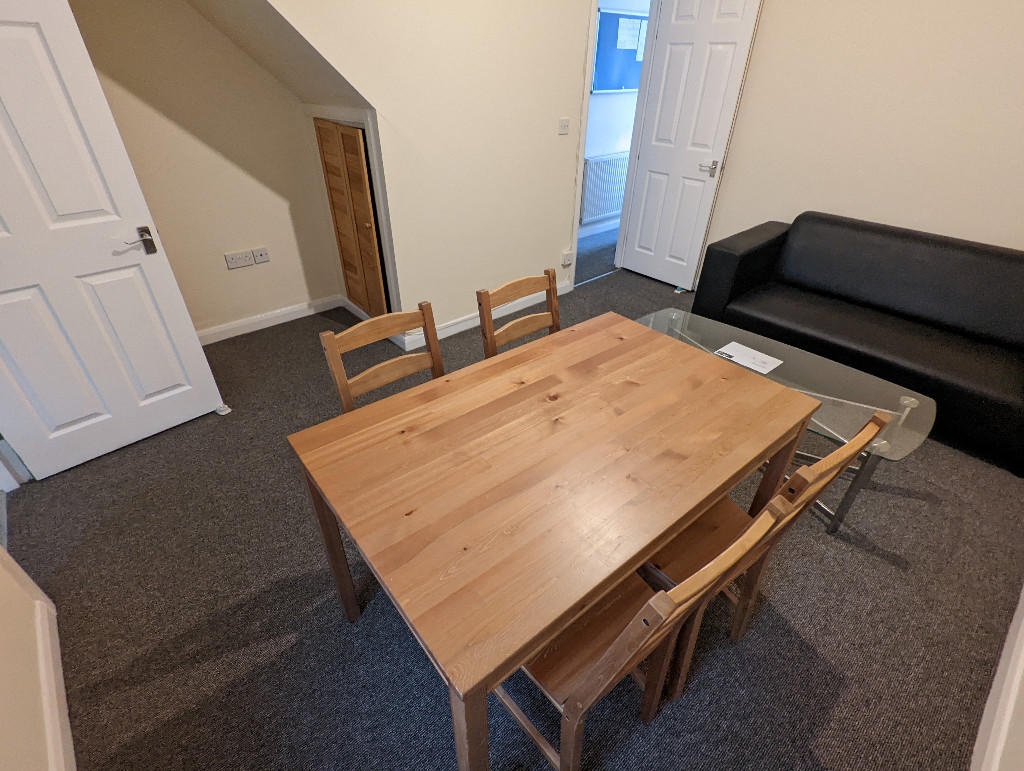 Additional image 9 of 5 Bed Terraced House, Pitcroft Avenue, RG6, N1 7GU