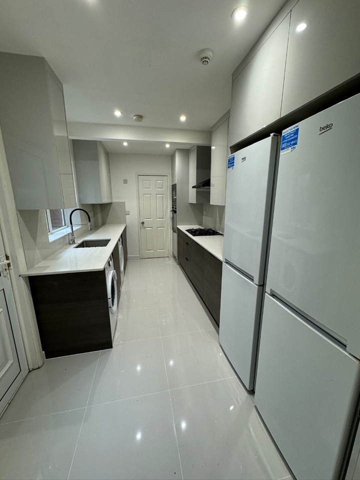 Additional image 3 of 5 Bed Terraced House, Pitcroft Avenue, RG6, N1 7GU