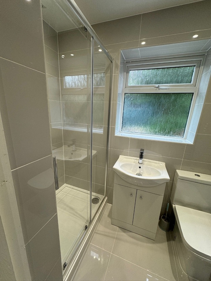 Additional image 4 of 5 Bed Terraced House, Pitcroft Avenue, RG6, N1 7GU