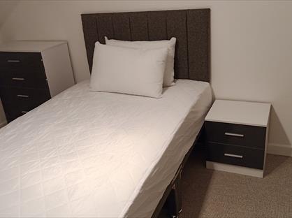 Room in a Shared House, Foxholes Road, SK14