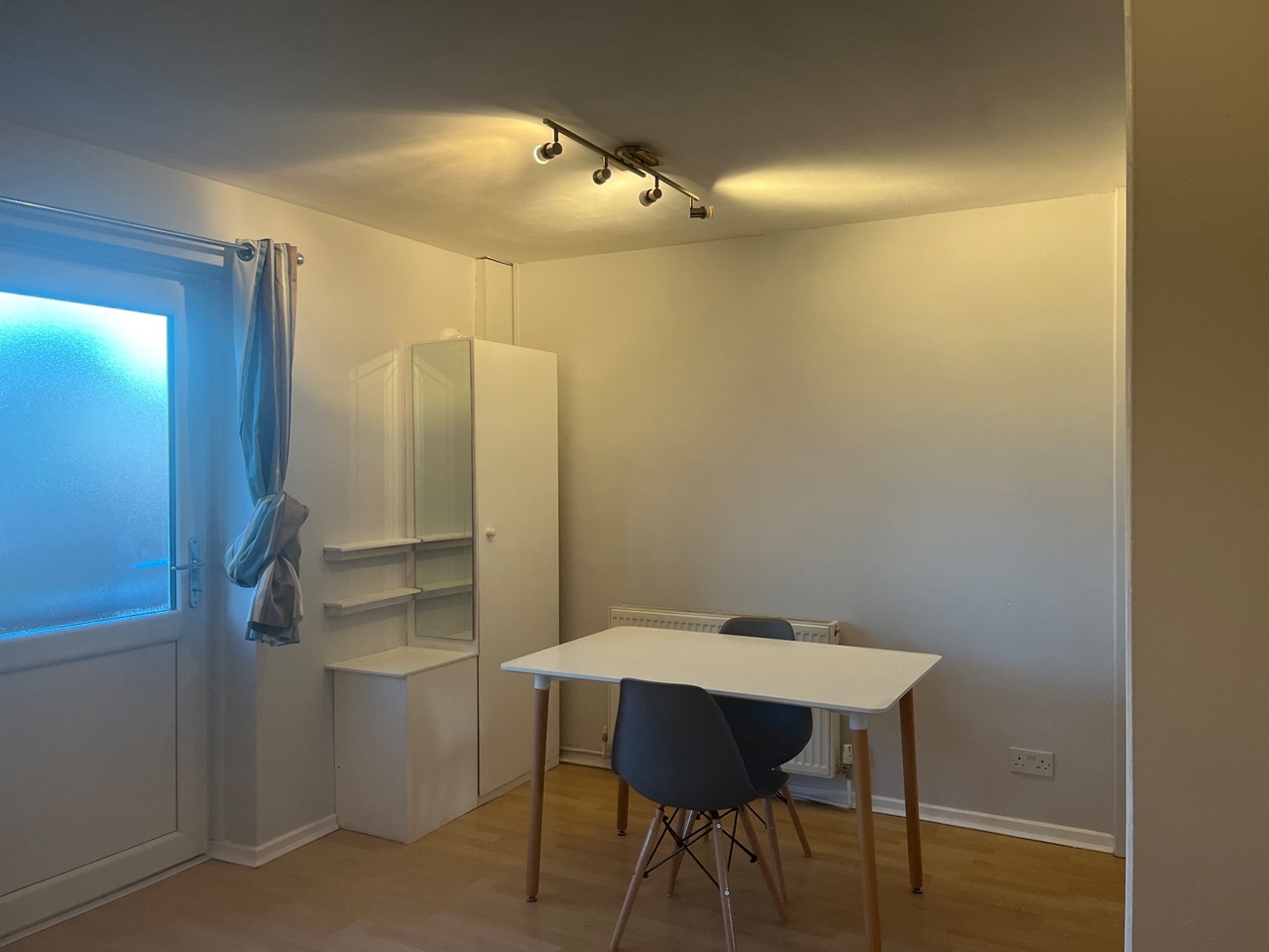 1 Bed Flat, Summerseat Close, M5 photo 2