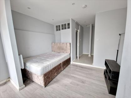 Studio Flat, Burnt Oak Broadway, HA8