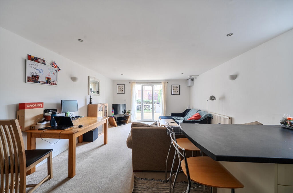 2 Bed Flat, Swan Court, SO18 photo 2