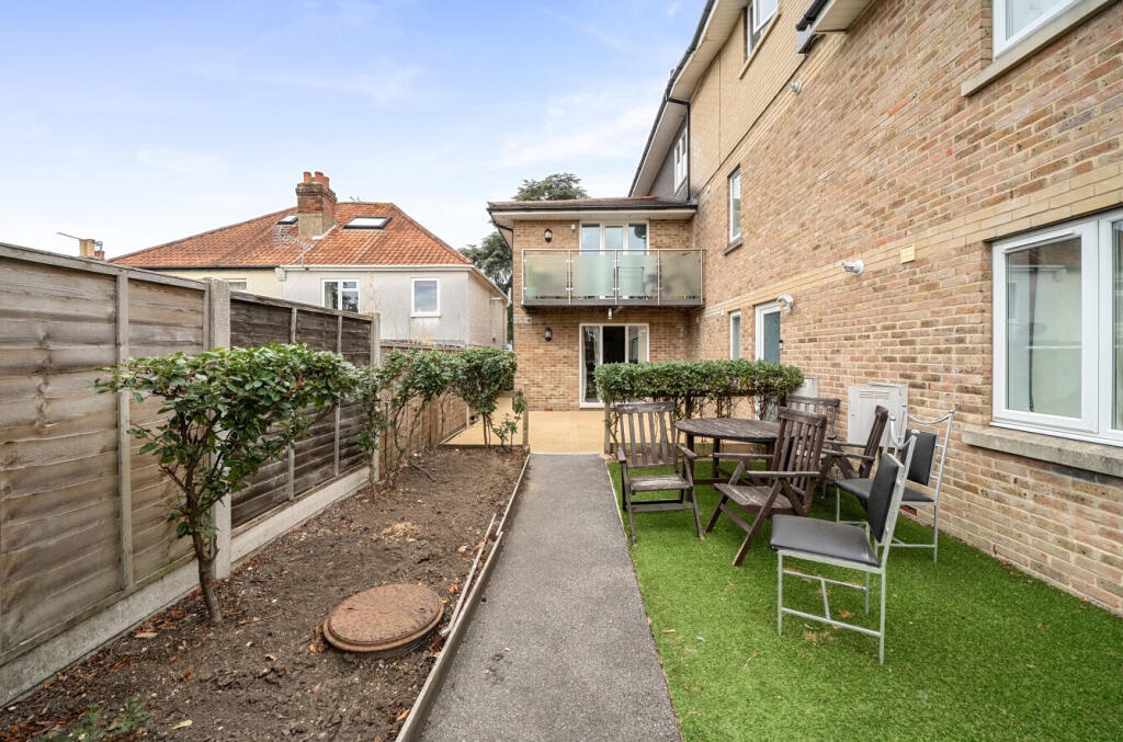 2 Bed Flat, Swan Court, SO18 photo 3