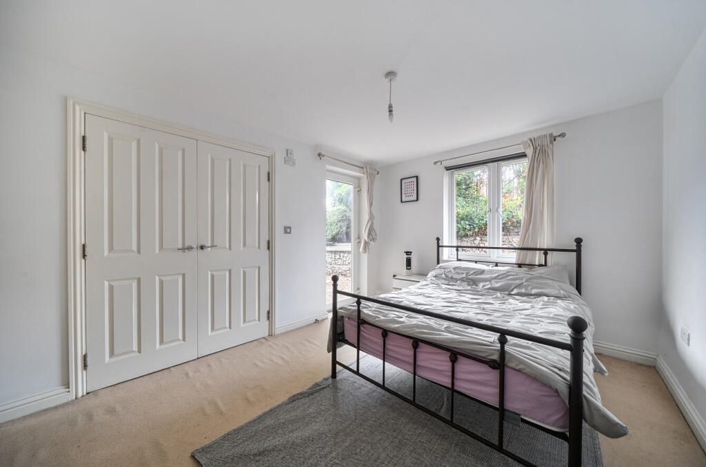 2 Bed Flat, Swan Court, SO18 photo 4