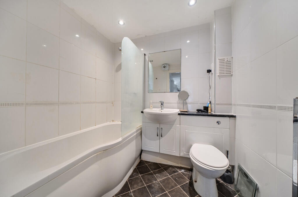 2 Bed Flat, Swan Court, SO18 photo 5