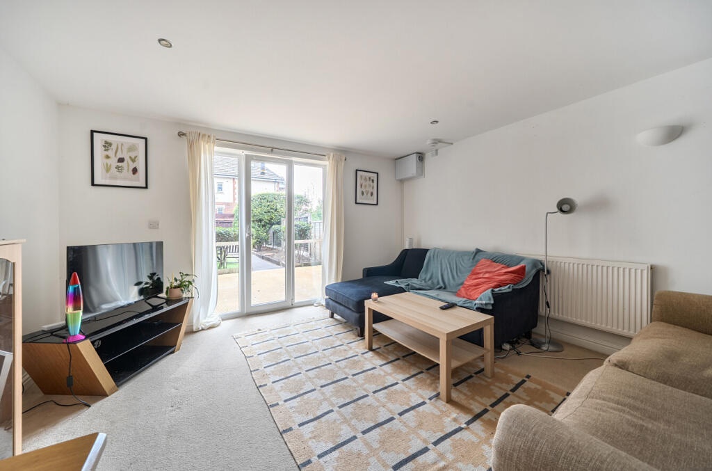 2 Bed Flat, Swan Court, SO18