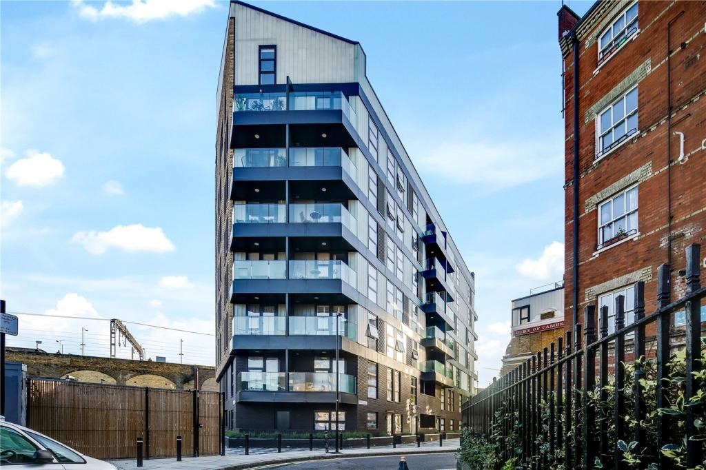 2 Bed Flat, Margerie Court, E2 photo 3
