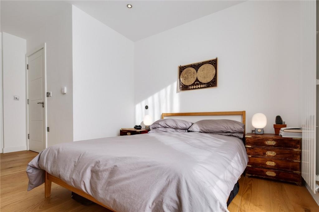 2 Bed Flat, Margerie Court, E2 photo 2