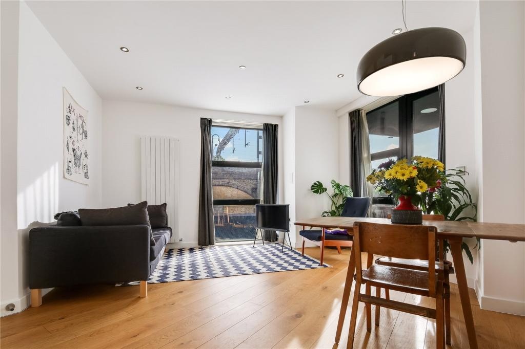 2 Bed Flat, Margerie Court, E2 photo 4