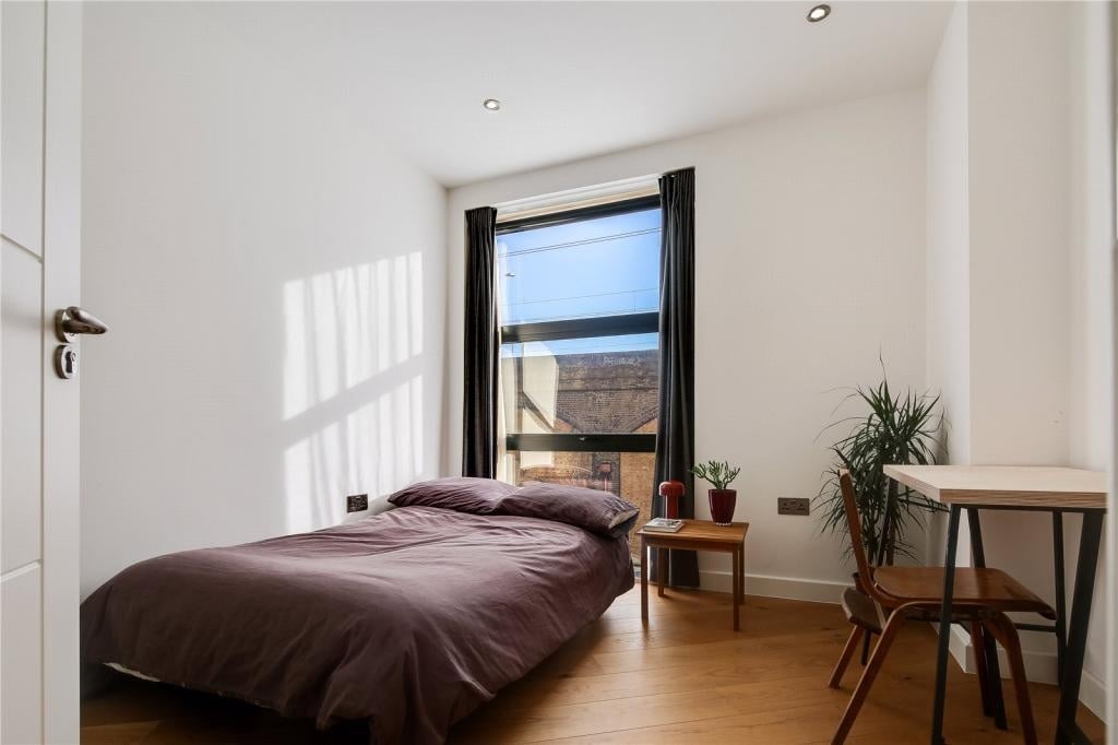 2 Bed Flat, Margerie Court, E2 photo 5