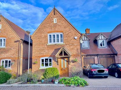 4 Bed Semi-Detached House, Matthews Close, RG6