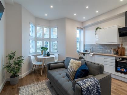 2 Bed Flat, Cynthia Road, BA2