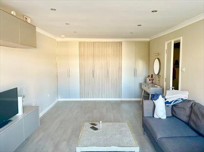 Studio Flat, Hurst Court, SE25