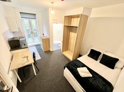 Studio Flat, Rastrick, HD6