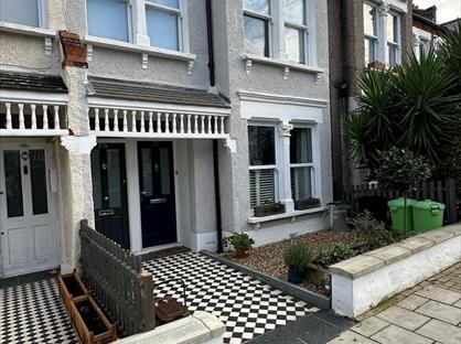 2 Bed Flat, Southfields, SW18
