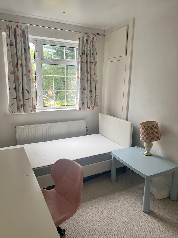 London Room in a Shared House, Garrick Drive, NW4 To Rent Now for £