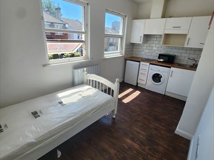 Studio Flat, Carshalton Road, SM1