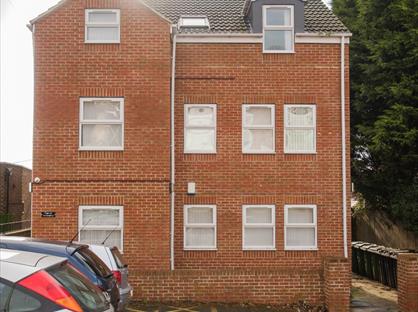 2 Bed Flat, Crosshills Court, LS25