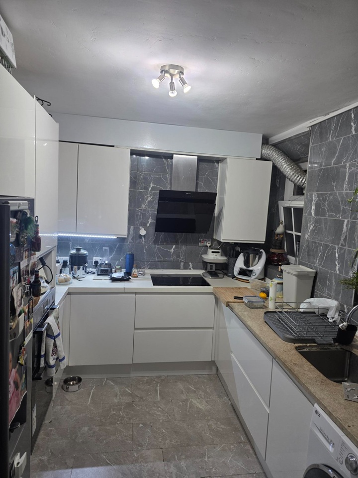 2 Bed Flat, Seldon House, SW8 photo 3