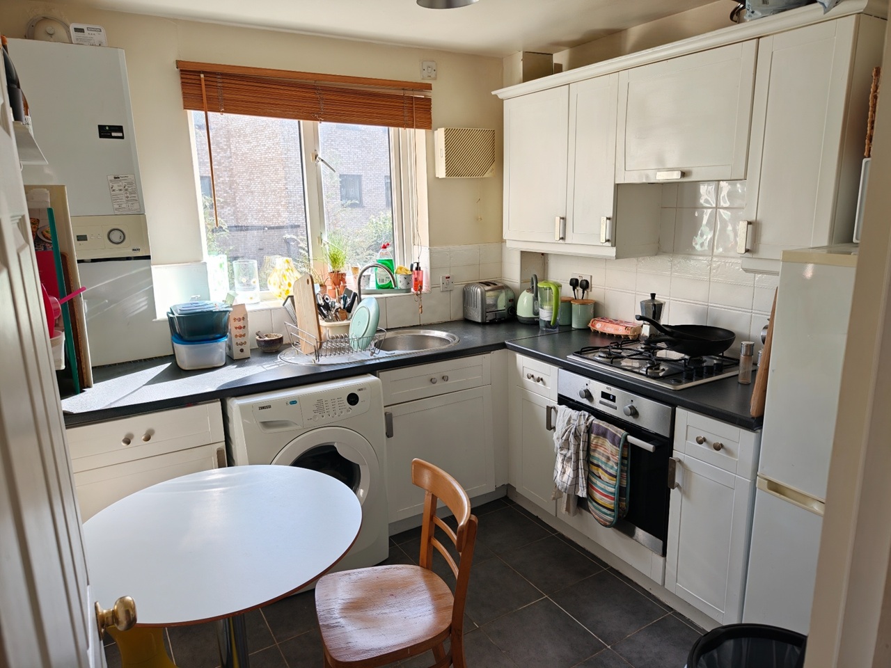2 Bed Flat, Acacia Close, SE8 photo 3