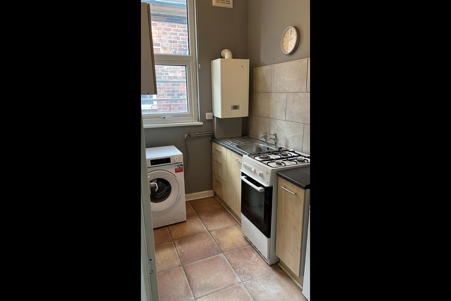 1 Bed Flat, Prestwich, M25 photo 3