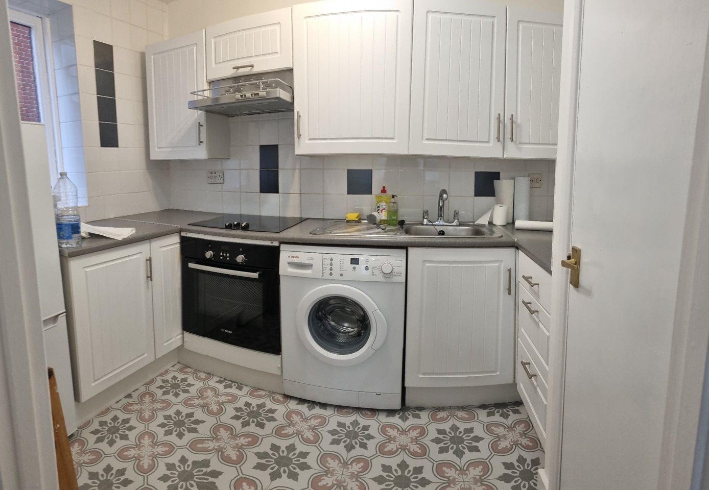 1 Bed Flat, Tippett Rise, RG2 photo 3
