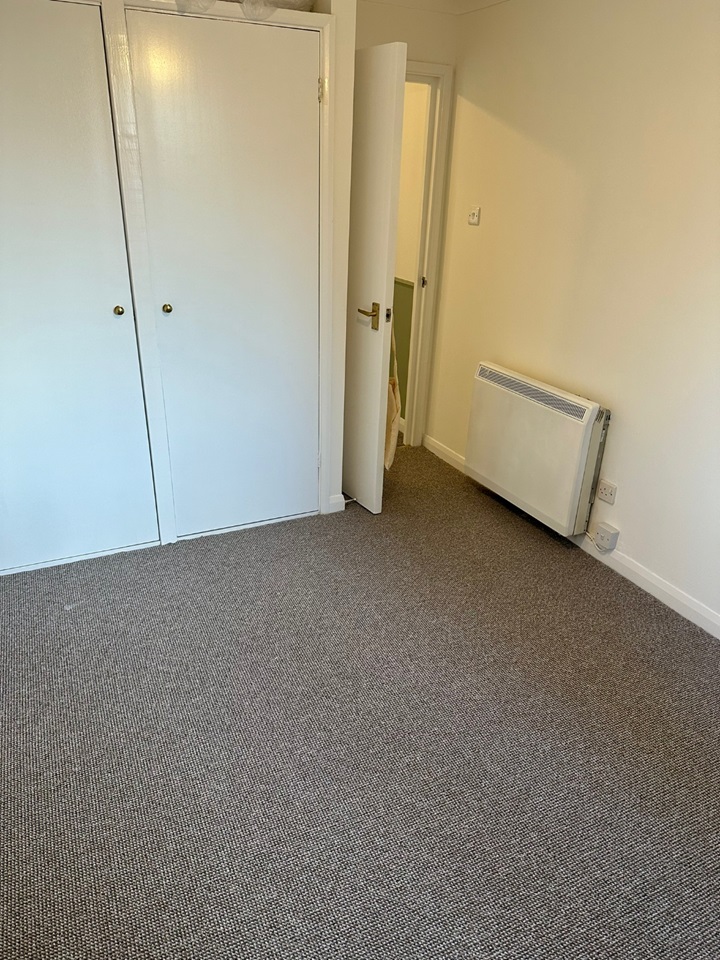 1 Bed Flat, Tippett Rise, RG2 photo 5