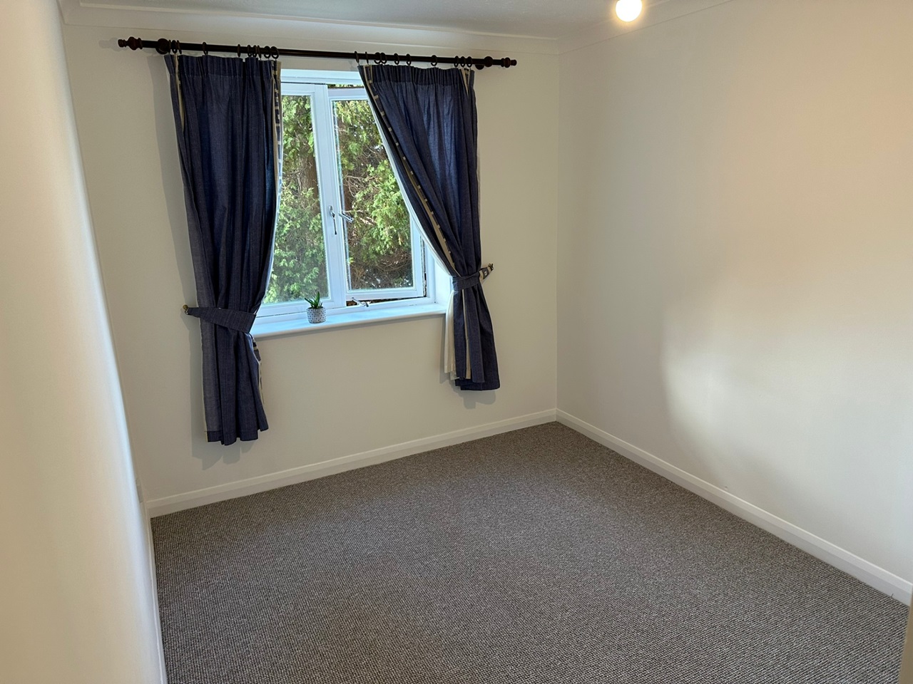1 Bed Flat, Tippett Rise, RG2 photo 4