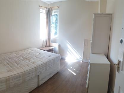 Room in a Shared House, Knightwood Crescent, KT3