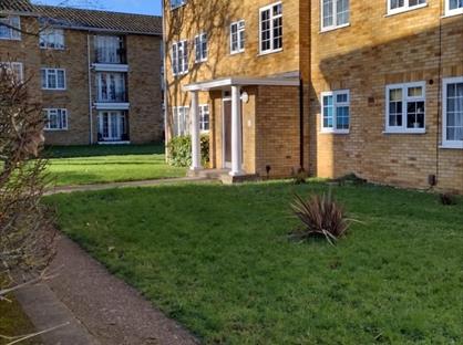 3 Bed Flat, Lark Avenue, TW18