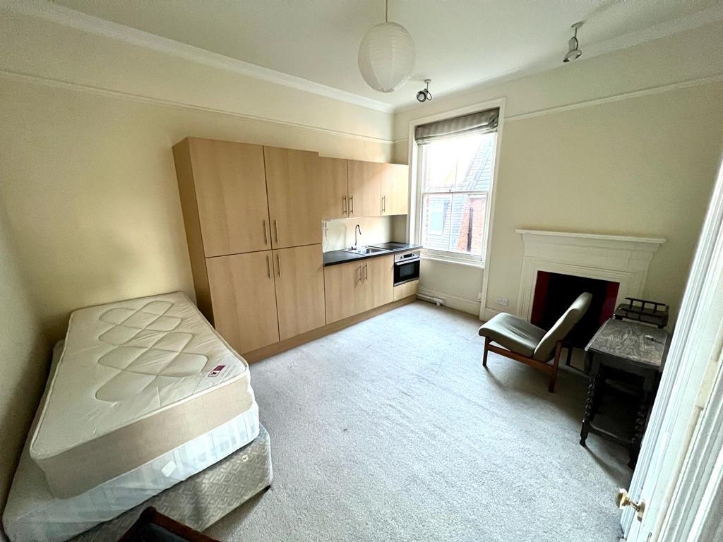 London Studio Flat, Woodville Gardens, W5 To Rent Now for £1,150.00 p/m