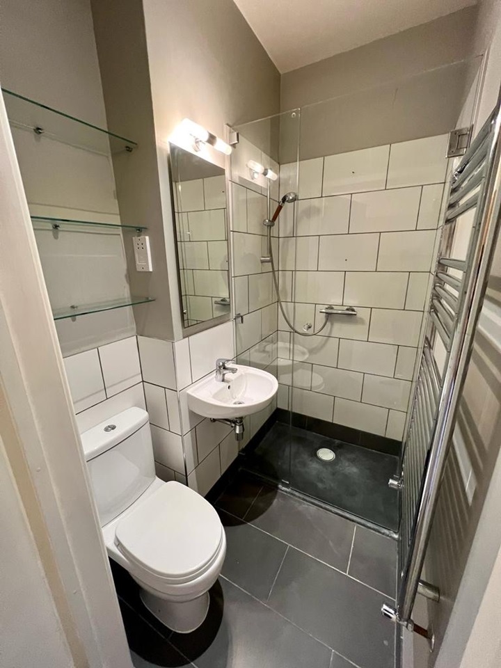 London Studio Flat, Woodville Gardens, W5 To Rent Now for £1,150.00 p/m
