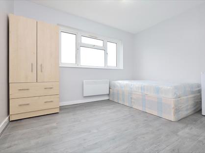 Studio Flat, Larwood Close, UB6