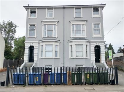 1 Bed Flat, Top  Ash Road, GU12