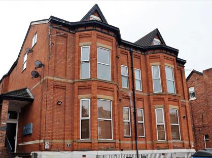 2 Bed Flat, Dickenson Road, M13