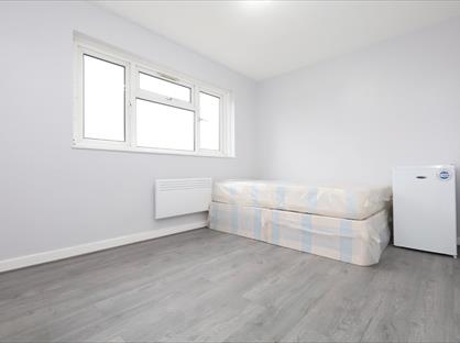 Studio Flat, Larwood Close, UB6