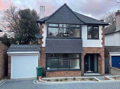 3 Bed Detached House, Oakwood Close, RH1