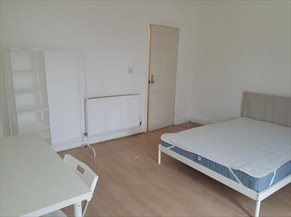 Room in a Shared House, Glamis Road, L13