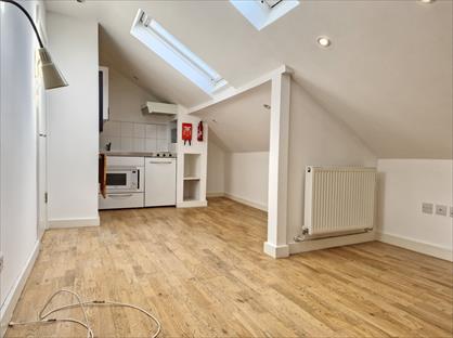 Studio Flat, Finsbury Park Road, N4