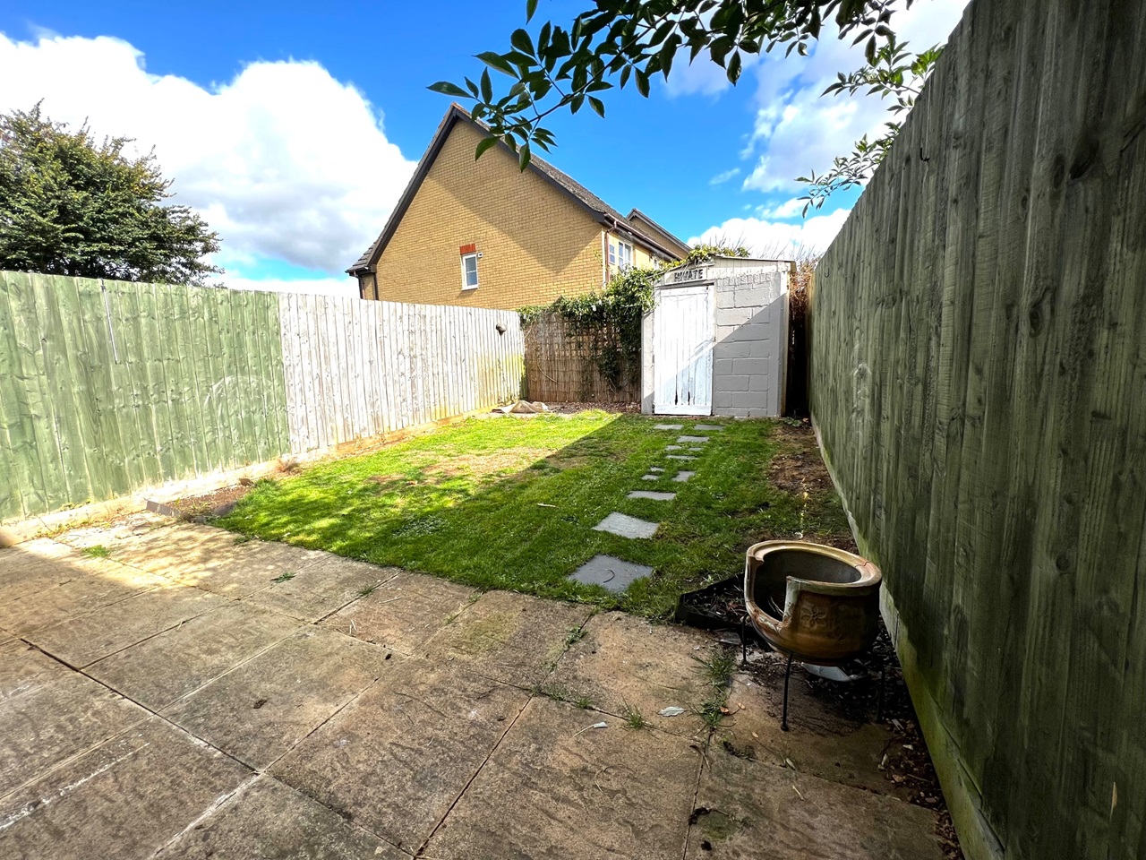 Middleton Cheney 3 Bed SemiDetached House, Peacocks Close, OX17 To