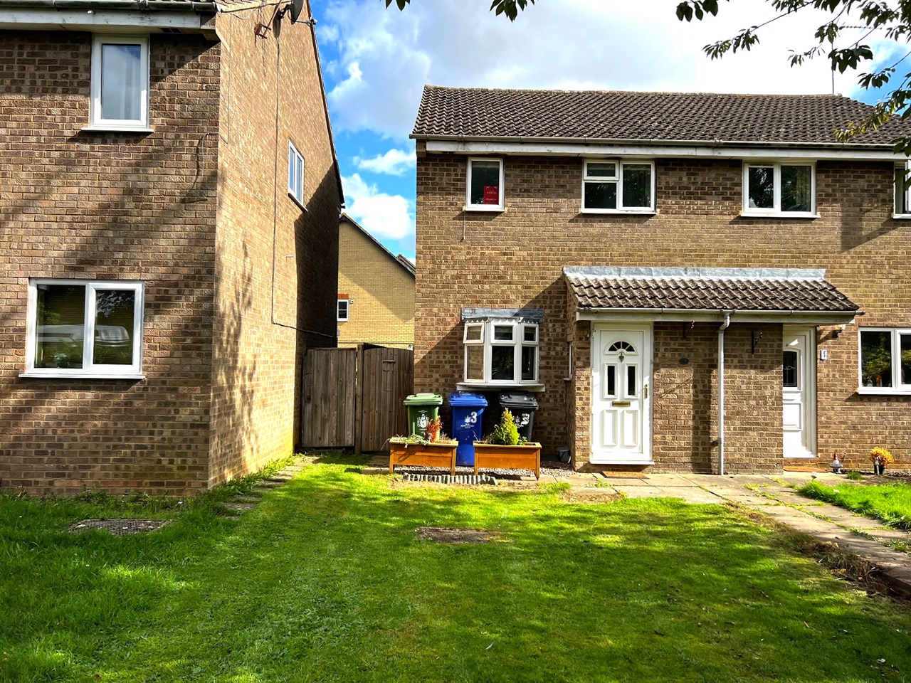 Middleton Cheney 3 Bed SemiDetached House, Peacocks Close, OX17 To