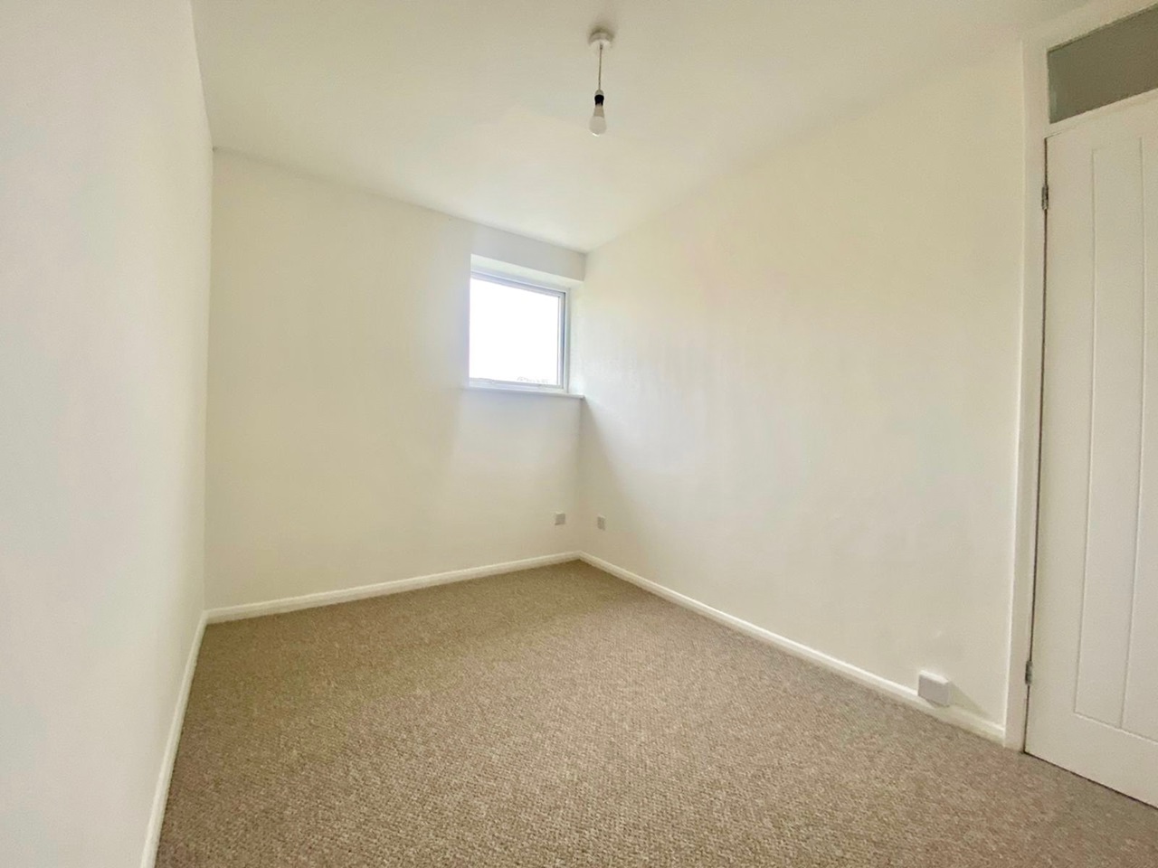 Middleton Cheney 3 Bed SemiDetached House, Peacocks Close, OX17 To